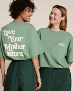Le T-shirt Love Your Mother Nature Unisexe En Coton Bio - Vert Sauge 16 Le T-shirt Love Your Mother Nature Unisexe En Coton Bio - Vert Sauge -Bijoux Magasin 23WT shirtJijiLoveyourmothernaturevertsauge pantalonPaulinavertnuit emoiemoi 01 54web