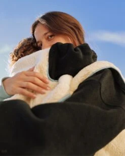 La Veste Vicky En Bouclette De Coton Bio - Crème 21 La Veste Vicky En Bouclette De Coton Bio - Crème -Bijoux Magasin 23WVestemoumouteVickyenfant sweattrappeurpolairegrisanthraciteenfantadulte clarabergesemoiemoi1web