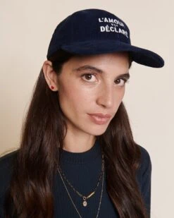 La Casquette L'amour Est Déclaré En Velours Côtelé - Navy 23 La Casquette L'amour Est Déclaré En Velours Côtelé - Navy -Bijoux Magasin 23Wcasquettel amourestdeclareveloursbleu emoiemoi D2LOOK 23 2001web