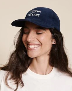 La Casquette L'amour Est Déclaré En Velours Côtelé - Navy 21 La Casquette L'amour Est Déclaré En Velours Côtelé - Navy -Bijoux Magasin 23Wcasquetteveloursl amourestdeclarebleu emoiemoi 11 1572web