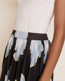 La Jupe Plissée Adèle - Anémones Des Neige Gris -Bijoux Magasin 23Wjupeplisseeadeleanemonesdesneigesgrises DebardeurLoukoumblanc emoiemoi D2LOOK 30 2691web