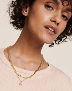 La Médaille Initiale Cœur - Dorée à L'or Fin 24 Carats - 10mm 25 La Médaille Initiale Cœur - Dorée à L'or Fin 24 Carats - 10mm -Bijoux Magasin 23Wmedailleinitialecoeurdoree chaineboules40cm chainemaillons40cm emoiemoi 06 469web