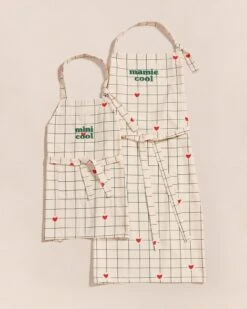 Le Tablier Mini Cool à Carreaux En Coton Bio - Crème -Bijoux Magasin 23WtablierMamieCoolimprimecarreaux tablierminicoolimprimecarreaux emoiemoi 03 692web
