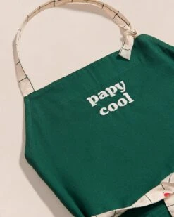 Le Duo De Tabliers Mamie Cool X Papy Cool En Coton Bio -Bijoux Magasin 23WtablierPapyCool emoiemoi 03 707web 196596f8 8d47 4d49 9b8a 9d742336c0a2