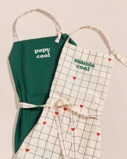 Le Tablier Mamie Cool à Carreaux En Coton Bio - Crème 18 Le Tablier Mamie Cool à Carreaux En Coton Bio - Crème -Bijoux Magasin 23WtablierPapyCool tabliermamiecool emoiemoi 03 696web