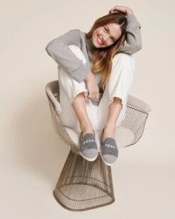 Les Chaussons Dream Team Femme Gris - Angarde X émoi émoi -Bijoux Magasin 23WxAngardegrischaussonsDreamTeamgris emoiemoi 31 2102web