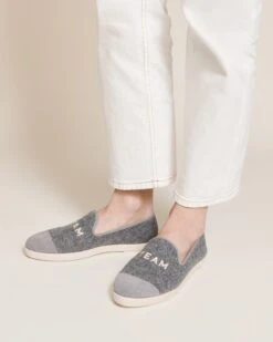 Les Chaussons Dream Team Femme Gris - Angarde X émoi émoi -Bijoux Magasin 23WxAngardegrischaussonsdreamteamgris emoiemoi 31 2091web