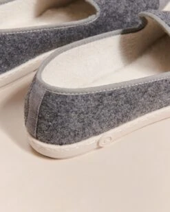 Les Chaussons Papy Cool Gris - Angarde X émoi émoi -Bijoux Magasin 23WxAngardegrischaussonsgris emoiemoi 15206web f3fc4c23 d6e2 4587 865f 142b31bfde5f