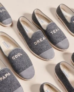 Les Chaussons Dream Team Femme Gris - Angarde X émoi émoi -Bijoux Magasin 23WxAngardegrischaussonsgrisdreamteam papacool emoiemoi 15238web