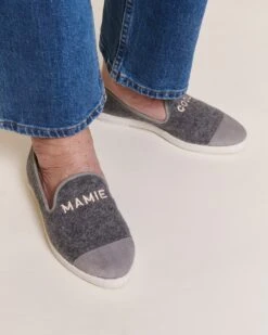 Les Chaussons Mamie Cool Gris - Angarde X émoi émoi 12 Les Chaussons Mamie Cool Gris - Angarde X émoi émoi -Bijoux Magasin 23WxAngardegrischaussonsgrismamiecool emoiemoi D1 LOOK 27 1769web