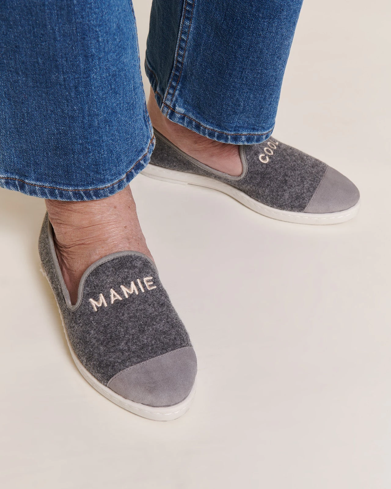 Les Chaussons Mamie Cool Gris - Angarde X émoi émoi 5 Les Chaussons Mamie Cool Gris - Angarde X émoi émoi – Image 3