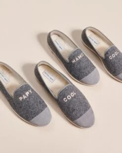 Les Chaussons Mamie Cool Gris - Angarde X émoi émoi 13 Les Chaussons Mamie Cool Gris - Angarde X émoi émoi -Bijoux Magasin 23WxAngardegrischaussonsgrispapycool mamiecool emoiemoi 15220web