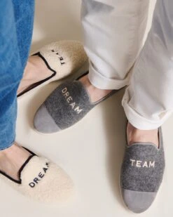 Les Chaussons Dream Team Homme Gris - Angarde X émoi émoi -Bijoux Magasin 23WxAngardemoumoutechaussonsdreamteammoumoute chaussonsangardedreamteamgris emoiemoi 24 1788web