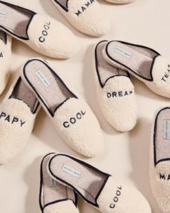 Les Chaussons Mama Cool En Laine Bouclette - Angarde X émoi émoi -Bijoux Magasin 23WxAngardemoumoutechaussonsmoumoutedreamteam papacool papycool mamacool mamiecool emoiemoi 15174web