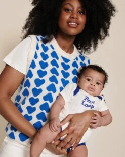 Le Pull Davia Sans Manches En Cachemire - Cœurs Bleus - Hircus X émoi émoi -Bijoux Magasin 23WxHircusPullcoeursallover bodypetitloupsignature emoiemoi 16 1110web