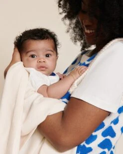 Le Pull Davia Sans Manches En Cachemire - Cœurs Bleus - Hircus X émoi émoi -Bijoux Magasin 23WxHircusPullcoeursallover couvertureHircus emoiemoi 16 1156web 25c07061 05c6 4189 ba0e 56dc01c5fb5a