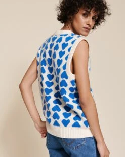 Le Pull Davia Sans Manches En Cachemire - Cœurs Bleus - Hircus X émoi émoi -Bijoux Magasin 23WxHircusPullcoeursallover creolesgrandscoeurs emoiemoi 08 612web