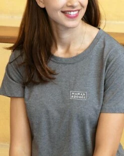 Le T-shirt Brodé Maman Adorée En Coton Bio Gris Chiné