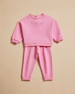 Le Sweat Embossé Le Grand Amour Enfant En Coton Bio - Rose -Bijoux Magasin COMPOSWlegrandamourroseenfantpantalonroseenfant4 1280x1600px aa936cc8 2bf1 44a2 b210 e4e207623689