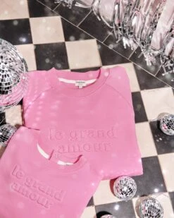 Le Sweat Embossé Le Grand Amour Enfant En Coton Bio - Rose -Bijoux Magasin COMPOSWlegrandamourrosefemmeenfant 1280x1600px