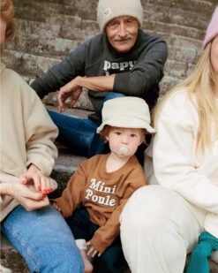 Le Sweat Brodé Papy Love En Coton Bio - Gris Anthracite -Bijoux Magasin COMPOSWminipoulenoisetteSWPapyCoolgrisbonnetbeigehomme 1280x1600px 2217573a 7872 4f4d 9e9a 3339bc79f20d