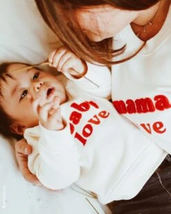 Le Sweat Brodé Baby Love En Coton Bio - Crème -Bijoux Magasin COMPO SWEAT BABY LOVE MAMA LOVE 1 LOVE GENERATION RECADRAGE 2 1280X1600px