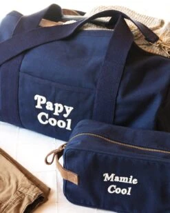 La Trousse De Toilette Brodée Mamie Cool - Charbon -Bijoux Magasin COMPO TROUSSEMAMIECOOL SACBOWLING PAPYCOOL 0N5A8537 RECADRAGE NOEL NOEL 1280X1600 10px