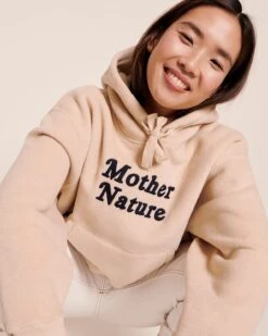 Le Hoodie Mother Nature En Polaire Recyclée - Beige -Bijoux Magasin HoodieMotherNaturefemme2 1280x1600px