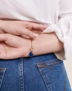 La Composition Numéro 25 -Bijoux Magasin PERMANENT BIJOUXBLEUS MedailleMisiaCoeurbleu Braceletmaillons emoiemoi D1 LOOK 20 1405web f3b0975c 1b16 43f9 bb38 a97d43520a86