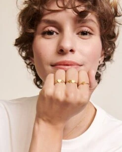 La Bague 3 Cœurs - Dorée à L'or Fin 24 Carats -Bijoux Magasin PERMANENT BIJOUXDORES BagueToi 1coeur dore BagueToi Moi 2coeurs dore BagueNous 3coeurs doreCOMPOemoiemoi 02 170web