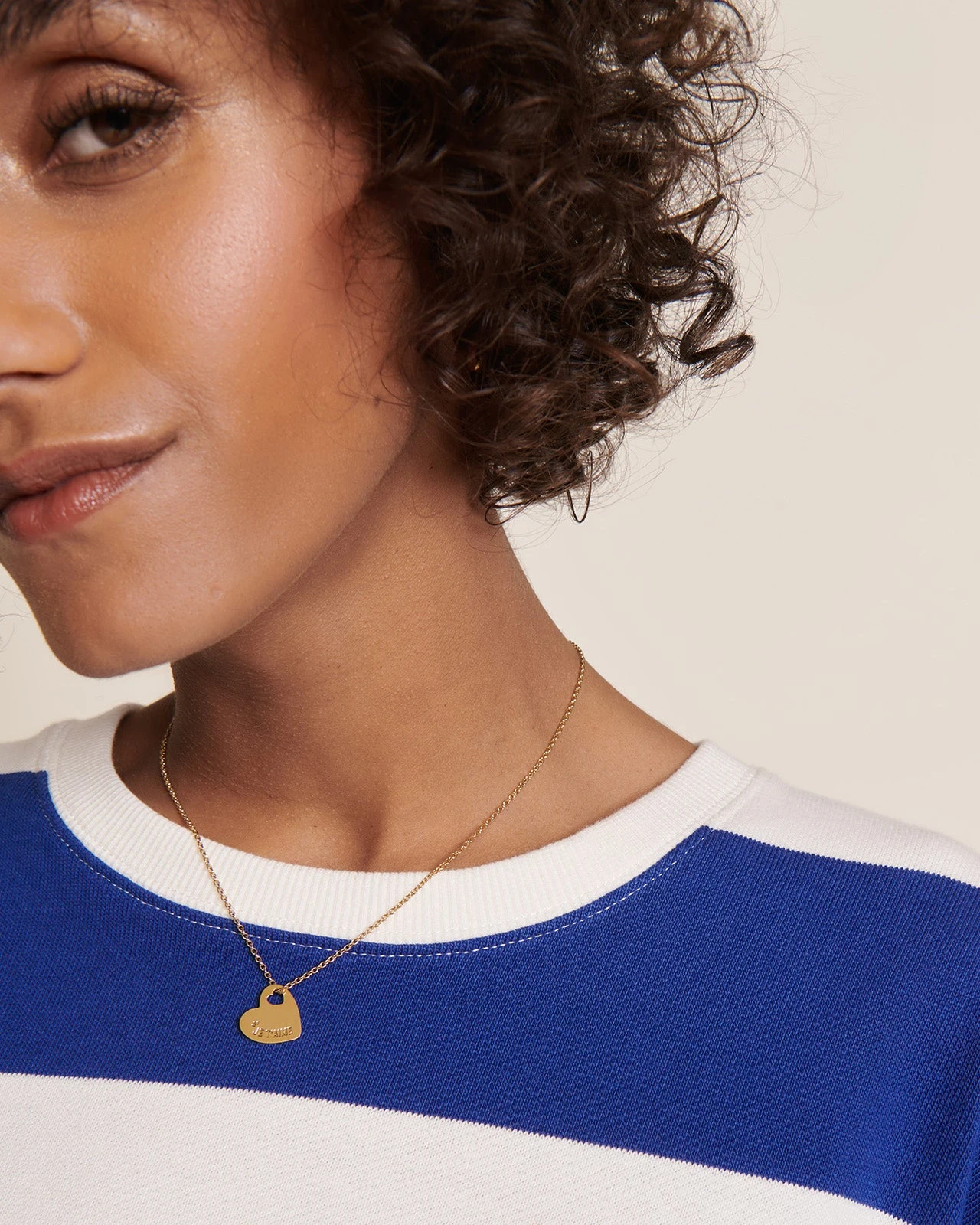 La Médaille Mona Je T'aime - Dorée à L'or Fin 24 Carats - 15mm 7 La Médaille Mona Je T'aime - Dorée à L'or Fin 24 Carats - 15mm – Image 5