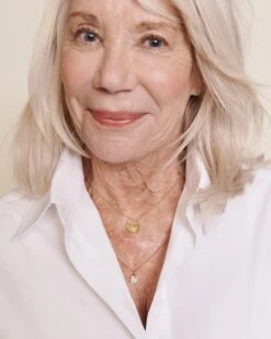 La Médaille Mamie Love Cœur - Dorée à L'or Fin 24 Carats - 15mm -Bijoux Magasin PERMANENT BIJOUXDORES MedailleMona Mamielove 15mm MedaillecoeurMaenacre MedailleChemiseCharlotteL amourestdeclare blanc emoiemoi 23 1518web