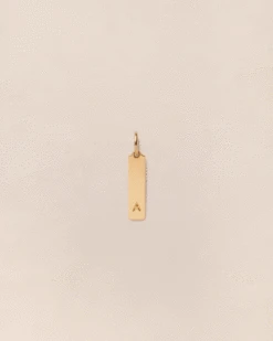 La Médaille Initiale Baguette - Dorée à L'or Fin 24 Carats - 15mm -Bijoux Magasin PERMANENT BIJOUXDORES Medaillebaguetteinitiale emoiemoi 166web
