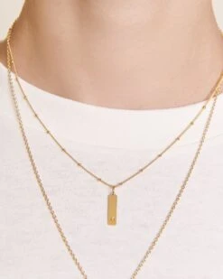 La Médaille Initiale Baguette - Dorée à L'or Fin 24 Carats - 15mm -Bijoux Magasin PERMANENT BIJOUXDORES MedaillebaguetteinitialeM chainefantaisieboules40cm emoiemoi D1 LOOK 03 229web