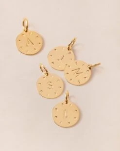 La Composition Numéro 21 -Bijoux Magasin PERMANENT BIJOUXDORES Medaillerondeinitiale10mm Mix emoiemoi 819web