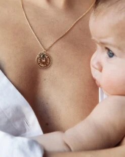 La Composition Numéro 28 -Bijoux Magasin PERMANENT BIJOUXDORES Medaillerondeinitiale10mm25mm emoiemoiweb