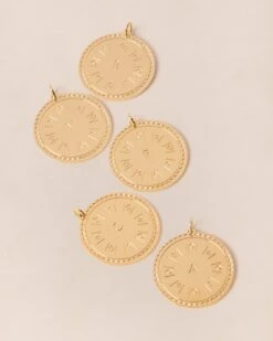 La Composition Numéro 20 -Bijoux Magasin PERMANENT BIJOUXDORES Medaillerondeinitiale25mm Mix emoiemoi 891web