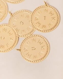 La Composition Numéro 27 -Bijoux Magasin PERMANENT BIJOUXDORES Medaillerondeinitiale25mm Mix emoiemoi 895web