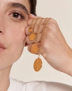 La Médaille Initiale - Dorée à L'or Fin 24 Carats - 20mm 28 La Médaille Initiale - Dorée à L'or Fin 24 Carats - 20mm -Bijoux Magasin PERMANENT BIJOUXDORES medaillerondeinitiale10mm15mm20mm25mm chainesboules emoiemoi D2LOOK 41 3195web 23a2db1e 7486 42f5 b2ed c6b5aac188c1