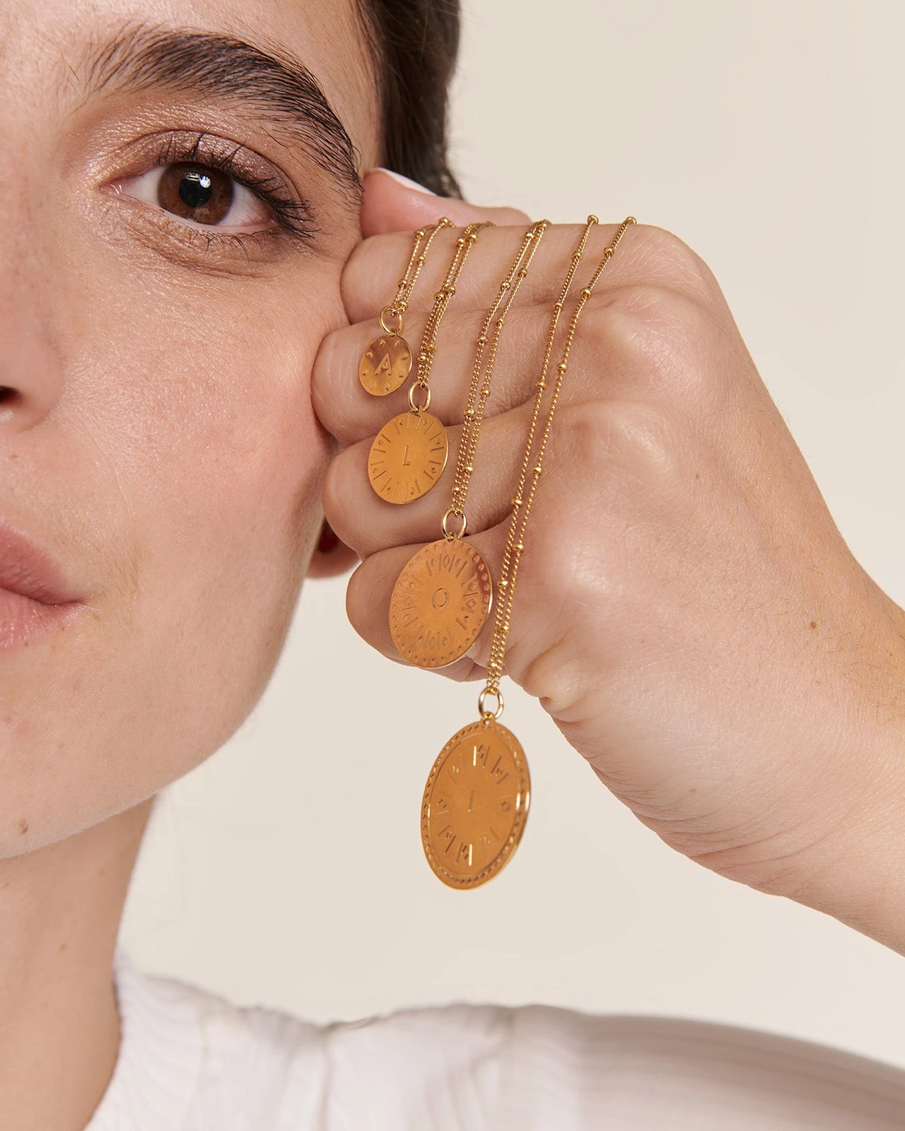 La Médaille Initiale - Dorée à L'or Fin 24 Carats - 15mm 20 La Médaille Initiale - Dorée à L'or Fin 24 Carats - 15mm – Image 18