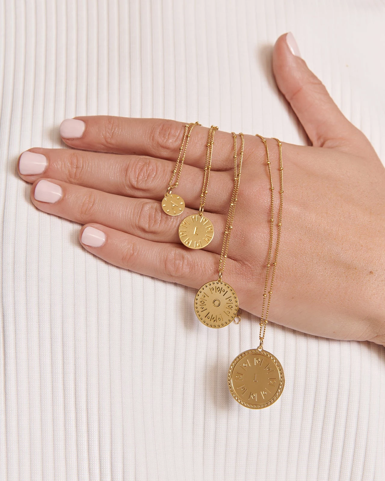 La Médaille Initiale - Dorée à L'or Fin 24 Carats - 15mm 22 La Médaille Initiale - Dorée à L'or Fin 24 Carats - 15mm – Image 20