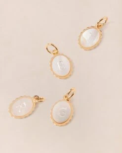 La Composition Numéro 26 20 La Composition Numéro 26 -Bijoux Magasin PERMANENT BIJOUXNACRES Medailleinitiale10mmnacre Mix emoiemoi 733web