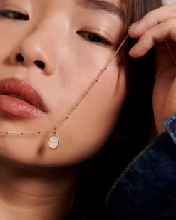 La Composition Numéro 26 16 La Composition Numéro 26 -Bijoux Magasin PERMANENT BIJOUXNACRES Medailleinitiale10mmnacreC chaineboules emoiemoi 09 788web