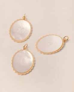 La Composition Numéro 26 21 La Composition Numéro 26 -Bijoux Magasin PERMANENT BIJOUXNACRES Medailleinitiale20mmnacre Mix emoiemoi 752web