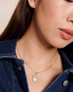 La Composition Numéro 26 14 La Composition Numéro 26 -Bijoux Magasin PERMANENT BIJOUXNACRES Medailleinitiale20mmnacreS chainesimple emoiemoi 09 725web