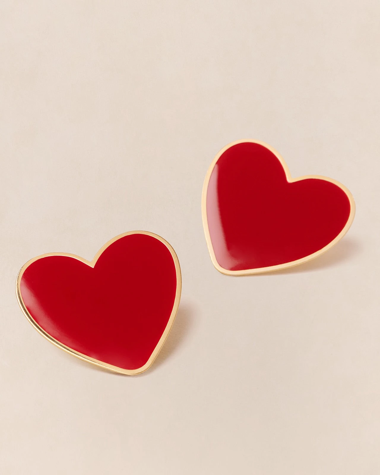 Les Boucles D'oreilles Big Love Grand Cœur Rouge - Dorées à L'or Fin 24 Carats 4 Les Boucles D'oreilles Big Love Grand Cœur Rouge - Dorées à L'or Fin 24 Carats – Image 2