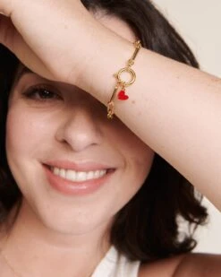 Le Bracelet Maillons XL Doré à L'or Fin 24 Carats - 18cm 19 Le Bracelet Maillons XL Doré à L'or Fin 24 Carats - 18cm -Bijoux Magasin PERMANENT BIJOUXROUGES MedailleManonCoeurrouge Braceletmaillons emoiemoi D1 LOOK 08 508web