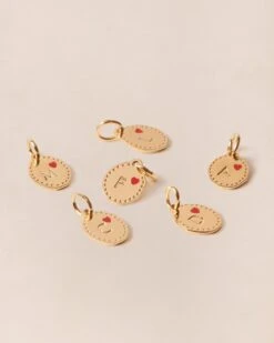 La Composition Numéro 22 -Bijoux Magasin PERMANENT BIJOUXROUGES MedailleinitialeManoa10mm Mix emoiemoi 690web