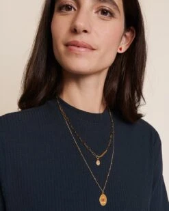 Le Collier Maillons Fins Doré à L'or Fin 24 Carats 17 Le Collier Maillons Fins Doré à L'or Fin 24 Carats -Bijoux Magasin PERMANENT BIJOUXROUGES MedaillemessageFeemarraine medailleinitialemanoaM chaineboules40cm chainesmaillonsfins50cm emoiemoi D2LOOK 23 1986web aba56354 c122 489a 86bc db3d3119309e