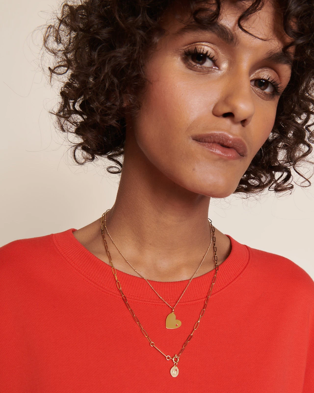 La Médaille Initiale Manoa - Rouge Et Dorée à L'or Fin 24 Carats - 10mm 8 La Médaille Initiale Manoa - Rouge Et Dorée à L'or Fin 24 Carats - 10mm – Image 6